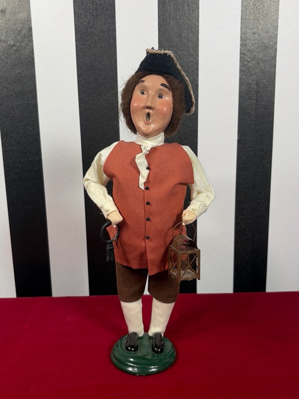 Byers Choice THE CAROLERS 2000 Williamsburg Inn Keeper With Lantern & Keys